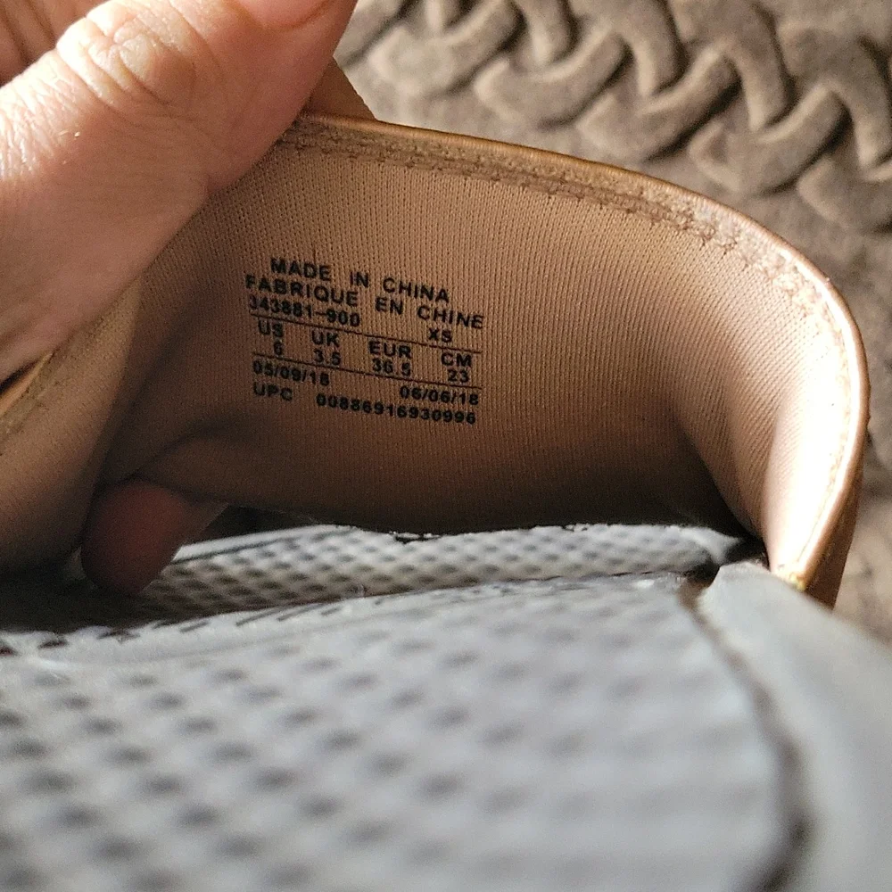 Nike slides size 6 gold - Picture 4 of 4